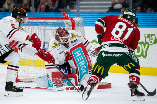 Örebros målvakt Dominik Furch stoppar ett avslut från