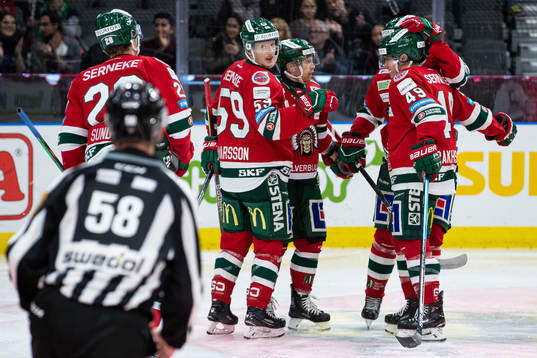 Frölundas Simon Hjalmarsson jublar med lagkamrater