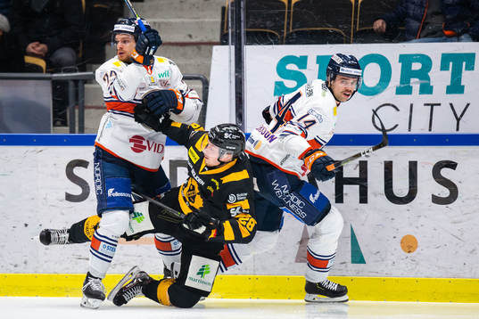 Växjös Brendan Shinnimin och Emil Pettersson mot