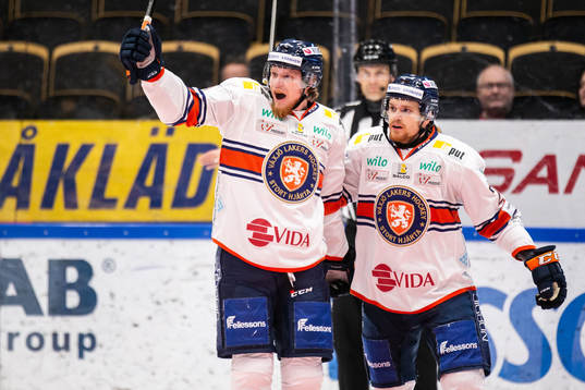 Växjös Ludvig Nilsson och Brendan Shinnimin jublar
