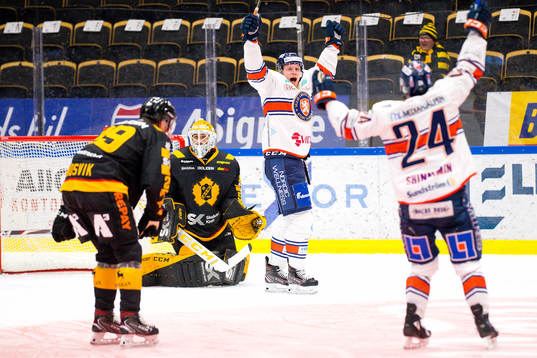 Växjös Ludvig Nilsson och Brendan Shinnimin jublar