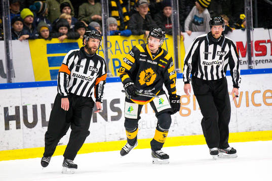 Skellefteås Adam Pettersson pratar med domare Marcus Linde