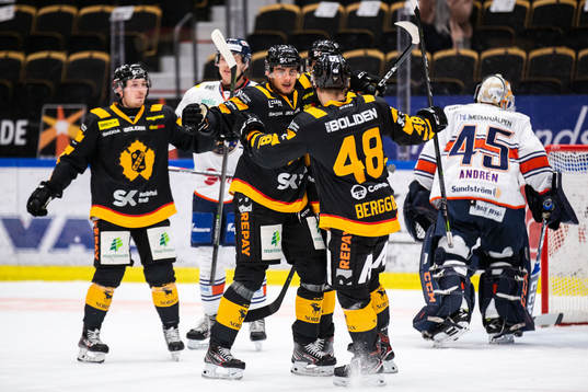 Skellefteås Jacob Olofsson jublar med lagkamrater