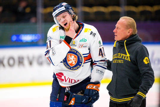 Växjös Ludvig Nilsson grinar illa