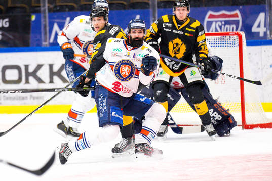 Växjös Daniel Rahimi täcker skott
