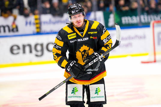 Skellefteås Niclas Burström grinar illa