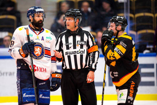 Växjös Daniel Rahimi pratar med domare Mikael Nord och