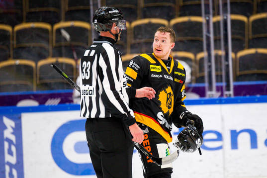 Skellefteås Niclas Burström pratar med linjedomare