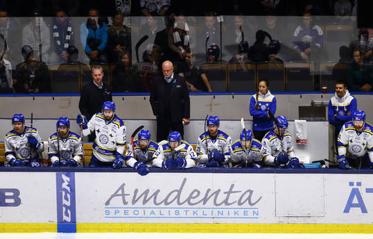 Leksands spelarbås med Leksands tränare Roger Melin