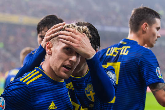 Emil Forsberg of Sweden celebrate