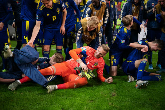 Goalkeeper Robin Olsen of Sweden celebrates with his