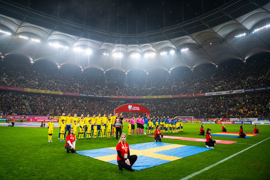 Players of Sweden and of Romania