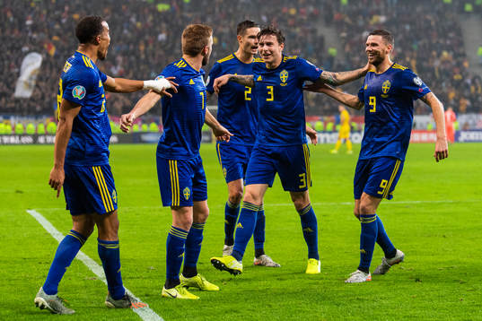 Robin Quaison celebrates with Sebastian Larsson, Mikael