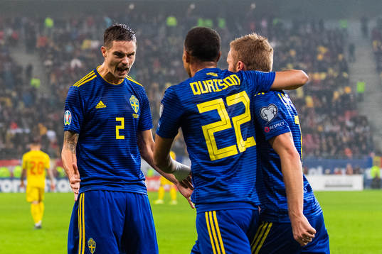 Mikael Lustig, Robin Quaison and Sebastian Larsson celebrate