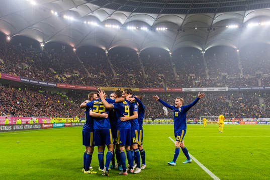 Robin Quaison celebrates with team mates of Sweden