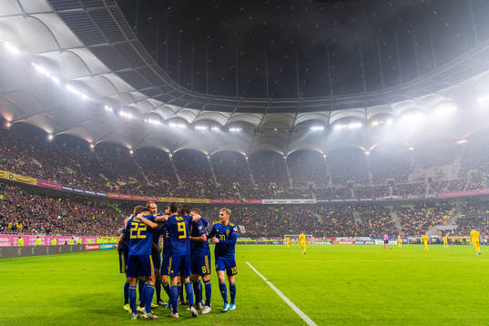 Robin Quaison celebrates with team mates of Sweden