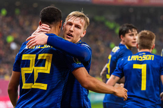 Robin Quaison celebrates with Emil Forsberg of Sweden