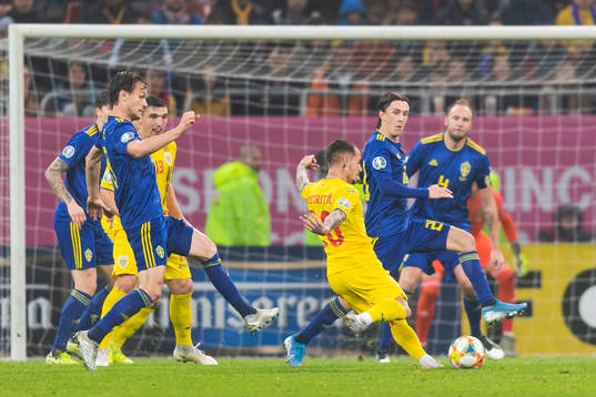 Albin Ekdal and Kristoffer Olsson of Sweden defend against