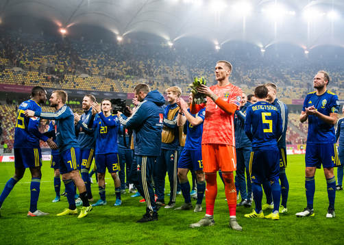 Goalkeeper Robin Olsen of Sweden celebrates