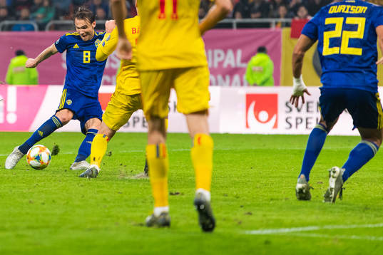 Albin Ekdal of Sweden shoots