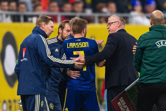 Sebastian Larsson talks to Janne Andersson, head coach of