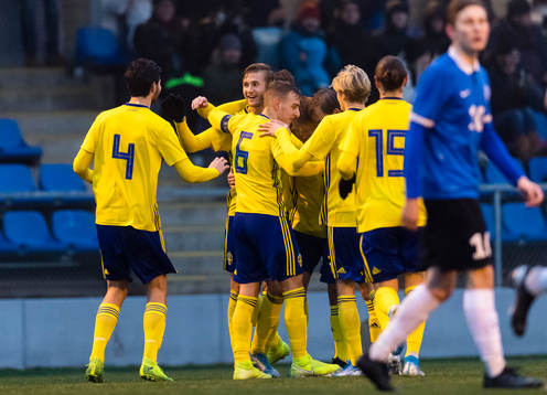a vänster) jublar med lagkamrater
