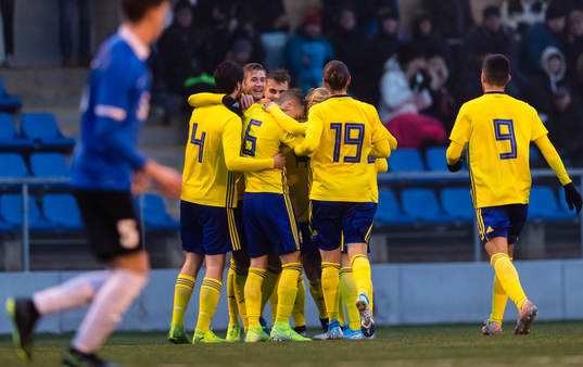 a vänster) jublar med lagkamrater