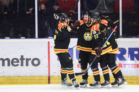 Brynäs Jacob Blomqvist jublar med lagkamrater