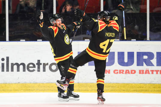 Brynäs Jacob Blomqvist och Eric Norin jublar