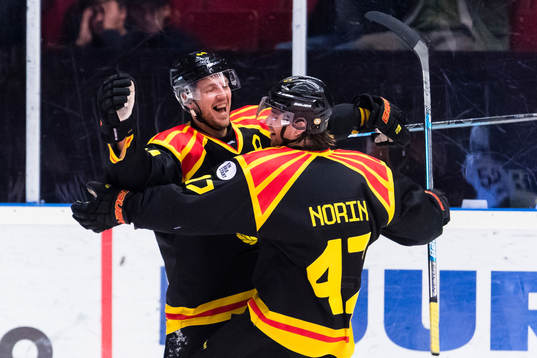 Brynäs Jacob Blomqvist gör 2-1 och firar med Eric Norin
