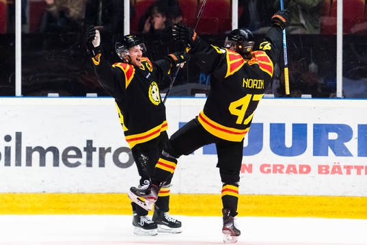 Brynäs Jacob Blomqvist gör 2-1 och firar med Eric Norin