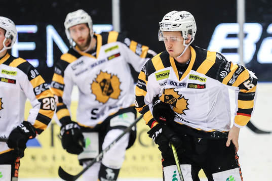 Skellefteås Philip Broberg tar sig för höften