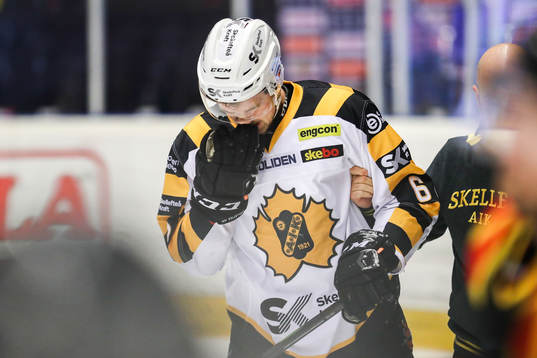 Skellefteås Filip Berglund får hjälp av planen