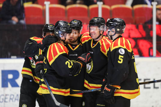 Brynäs Adam Brodecki jublar med lagkamrater