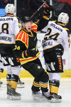 Brynäs Nicklas Danielsson jublar