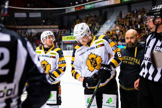 Skellefteås Filip Berglund hjälps av isen