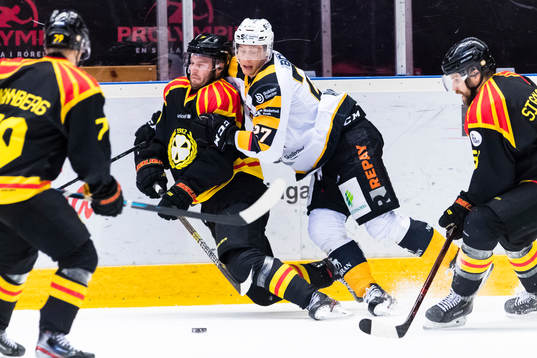 Brynäs Niclas Andersén åker på en tackling bakifrån av