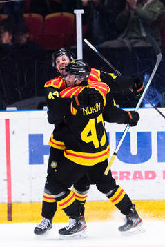 Brynäs Jacob Blomqvist gör 1-0 och jublar med Eric Norin