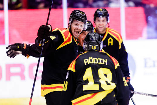 Brynäs Emil Molin (v) jublar