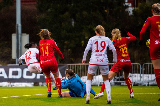 Kennya Kinda Esther Cordner of Sandviken scores the 2-1 goal