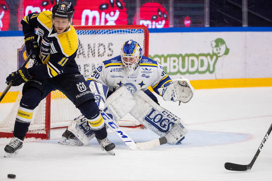 s Simon Önerud och Leksands målvakt Janne Juvonen