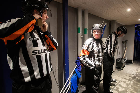 Domare Wolmer Edqvist innan ishockeymatchen i SHL mellan