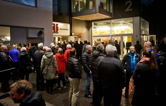 Kö utanför entrén till Behrn Arena
