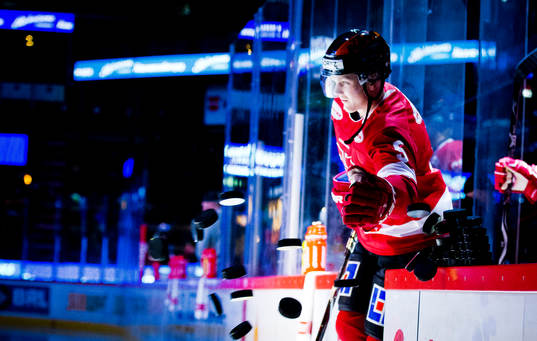 Örebros Gustav Backström puttar ut uppvärmnings-puckarna