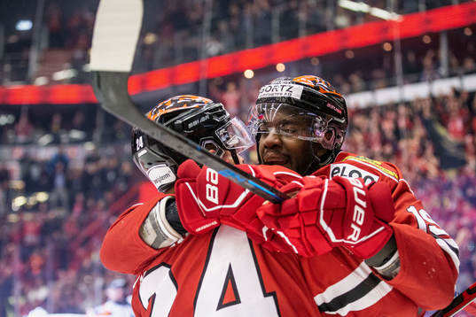 Örebros Daniel Muzito Bagenda och Aaron Irving jublar