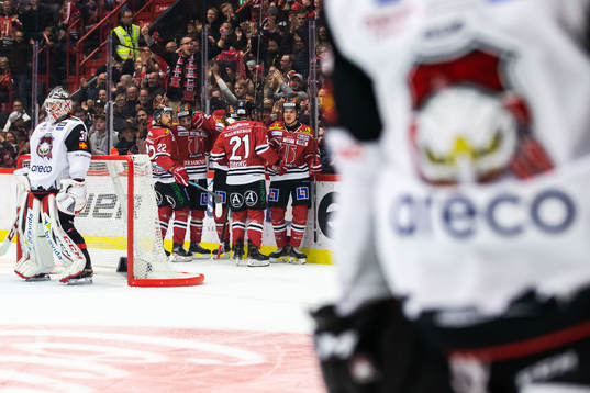 Örebros Shane Harper jublar med lagkamrater