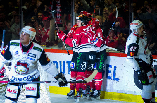 Örebros Lukas Pilö och Shane Harper jublar vid 2-0