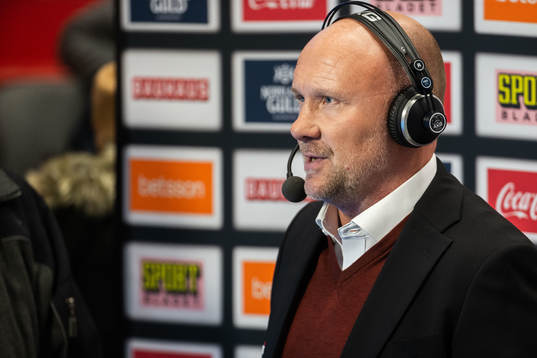 Malmö Redhawks tränare Peter Andersson blir intervjuad