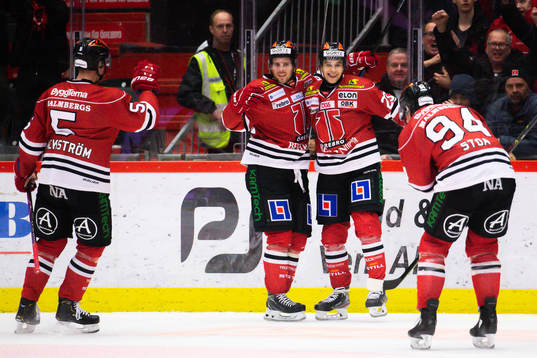Örebros Sakari Salminen jublar med lagkamrater