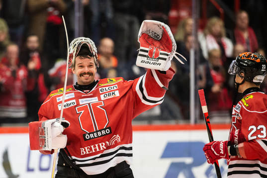 Örebros målvakt Dominik Furch  jublar